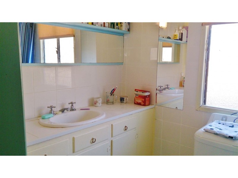 1 Clarence Street, Mount Morgan QLD 4714