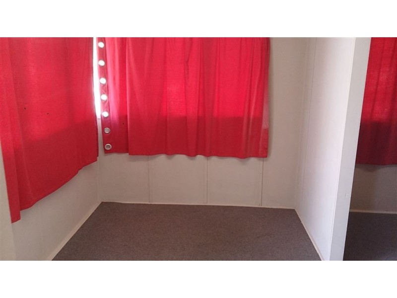8 Neil Street, Mount Morgan QLD 4714