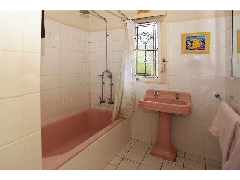 202 Ocean Parade, Burleigh Heads QLD 4220