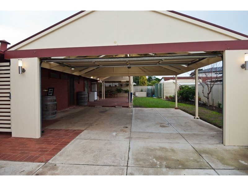 4 Mallacoota Place, West Lakes Shore SA 5020