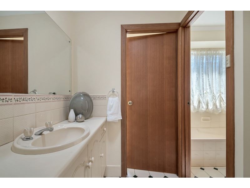 2 Meadow Lane, Gulfview Heights SA 5096