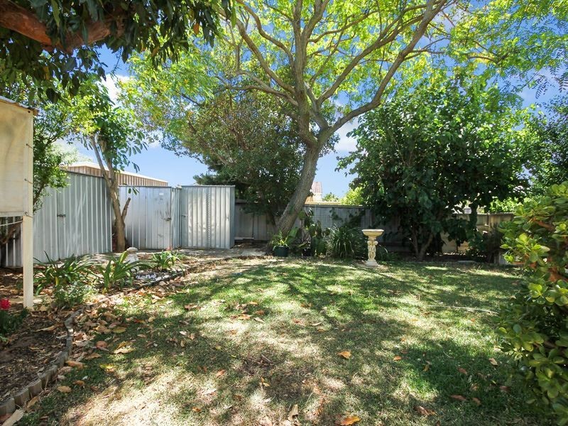 17b Sawle Rd, Hamilton Hill WA 6163