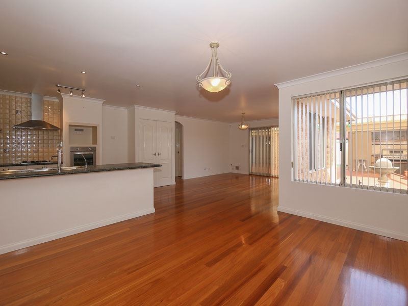 8 Reeves Entrance, Success WA 6164