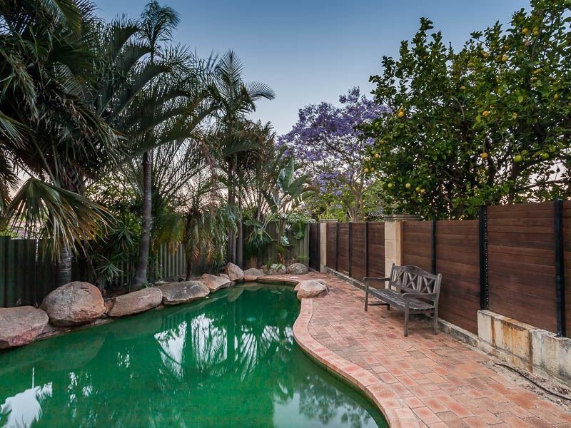 11 Watts Place, Leeming WA 6149