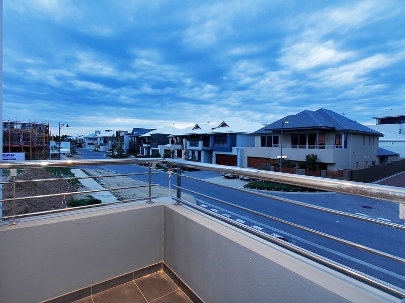 60 Breaksea Drive, North Coogee WA 6163