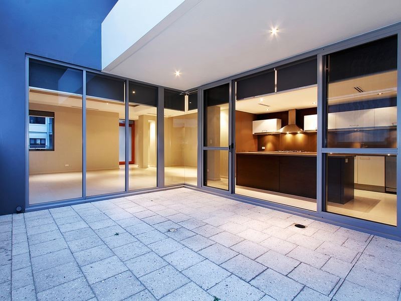 60 Breaksea Drive, North Coogee WA 6163