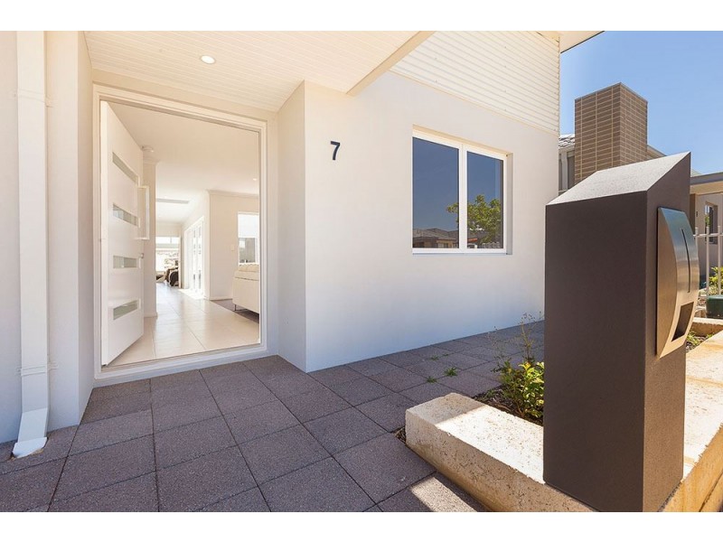 7 Crown Terrace, Coogee WA 6166