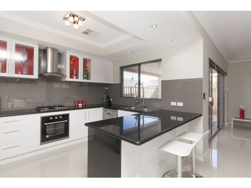 10 Vernon Place, Spearwood WA 6163