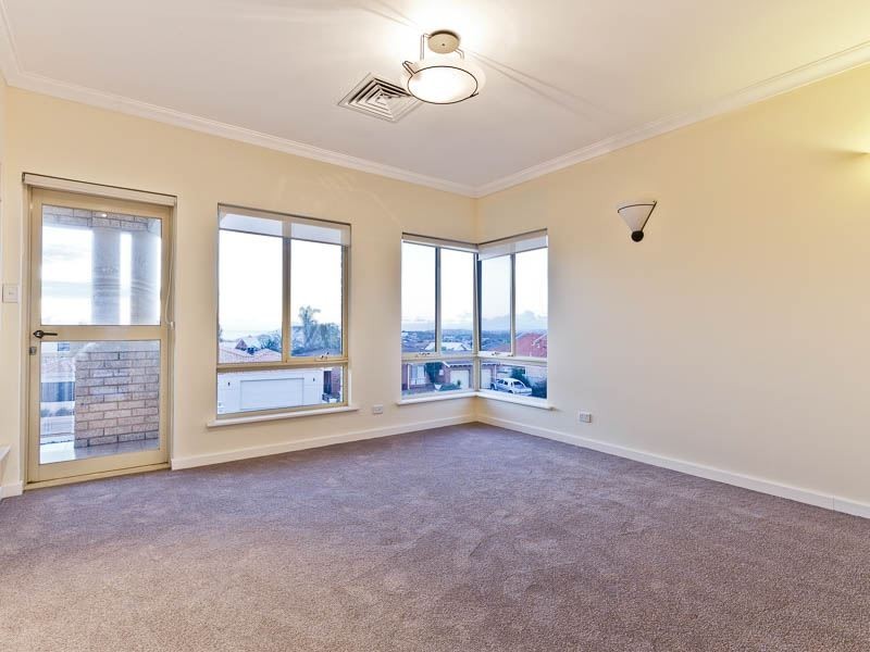 28 Longreach Parade, Coogee WA 6166