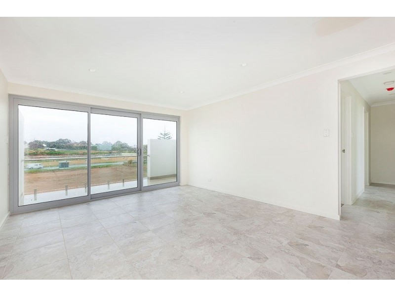 4/70 West Churchill Avenue, Munster WA 6166