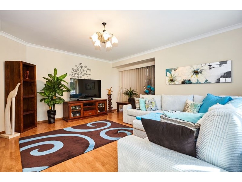 4 Moore Court, Cooloongup WA 6168