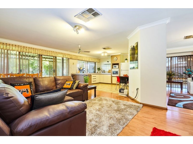 4 Moore Court, Cooloongup WA 6168