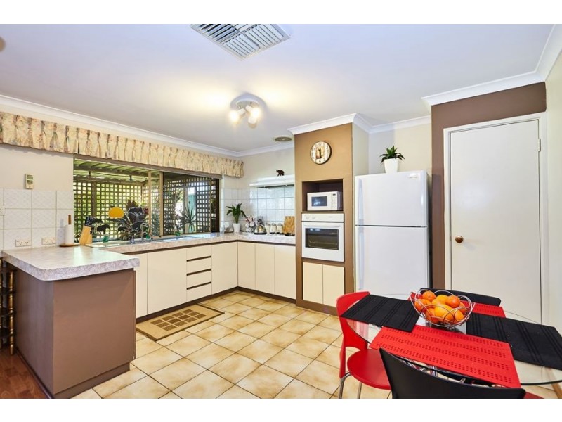4 Moore Court, Cooloongup WA 6168