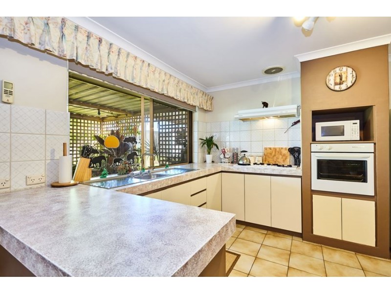 4 Moore Court, Cooloongup WA 6168