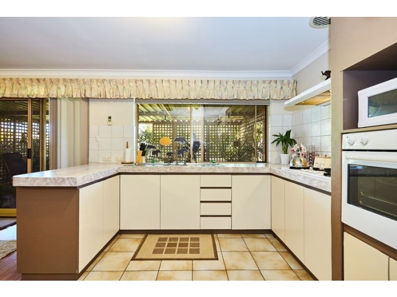 4 Moore Court, Cooloongup WA 6168