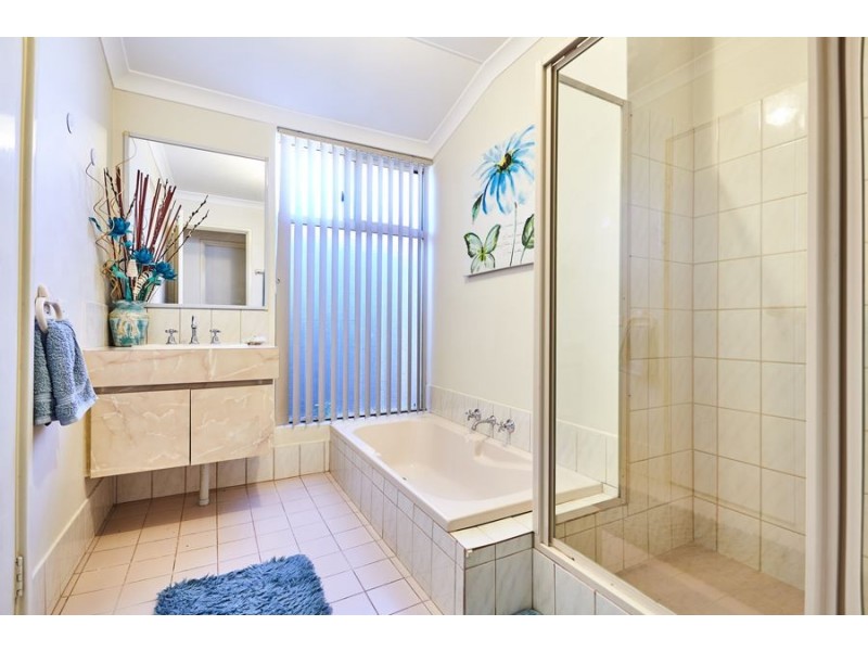 4 Moore Court, Cooloongup WA 6168