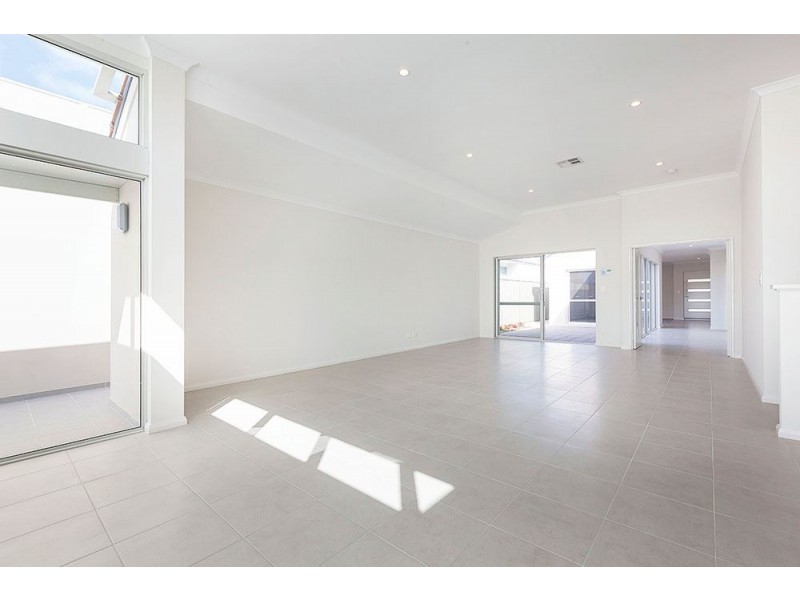 13 Crown Terrace, Coogee WA 6166