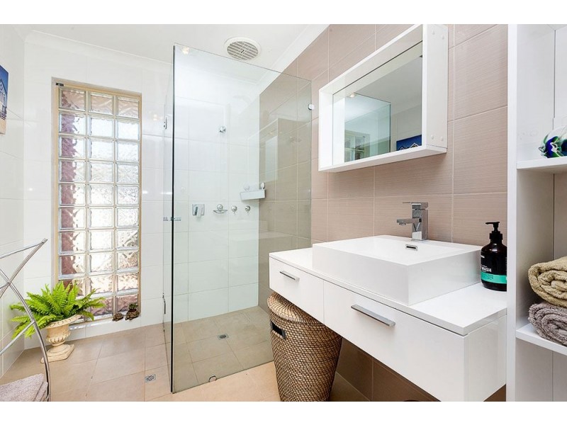 10 Lucca Court, Coogee WA 6166