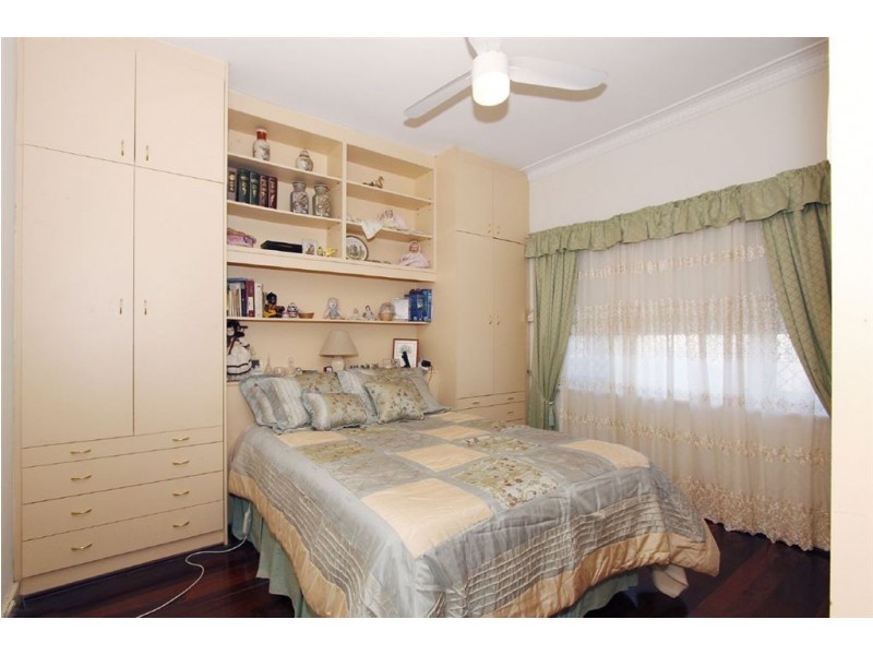 5 Redmond Rd, Hamilton Hill WA 6163