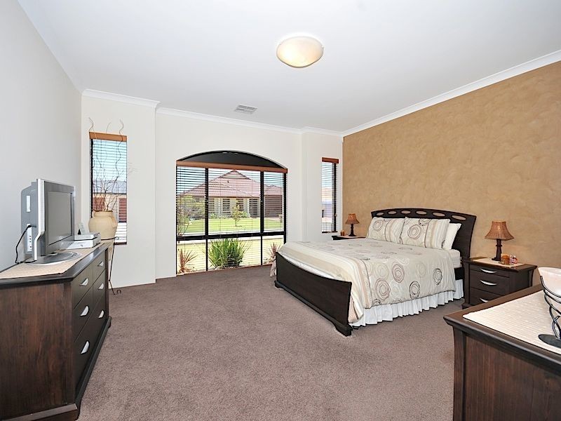 31 Plumwood Avenue, Hammond Park WA 6164