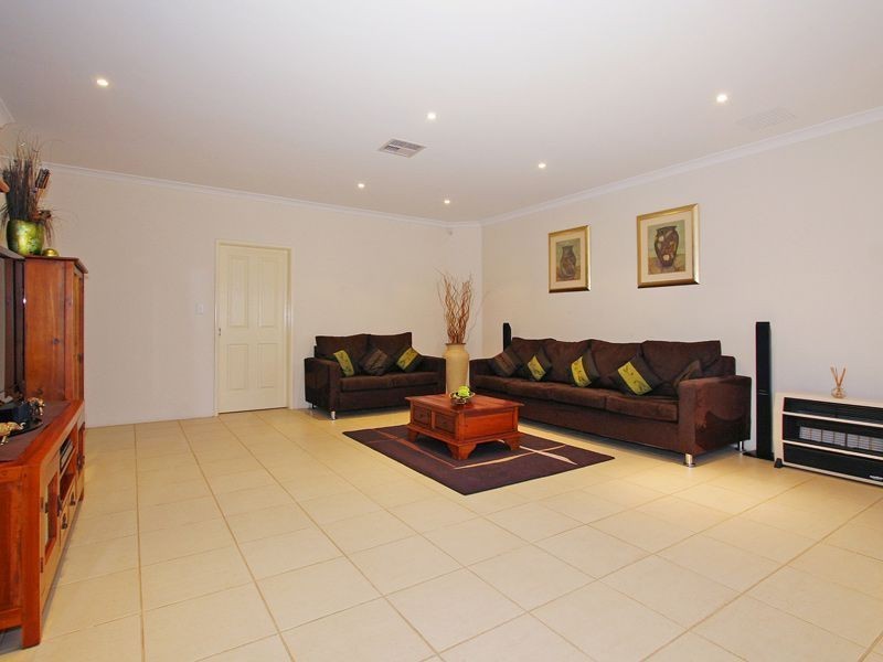 31 Plumwood Avenue, Hammond Park WA 6164