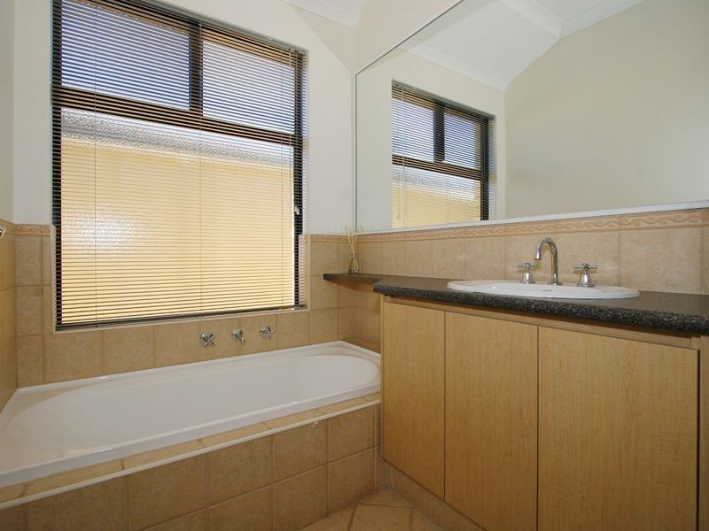 31 Plumwood Avenue, Hammond Park WA 6164