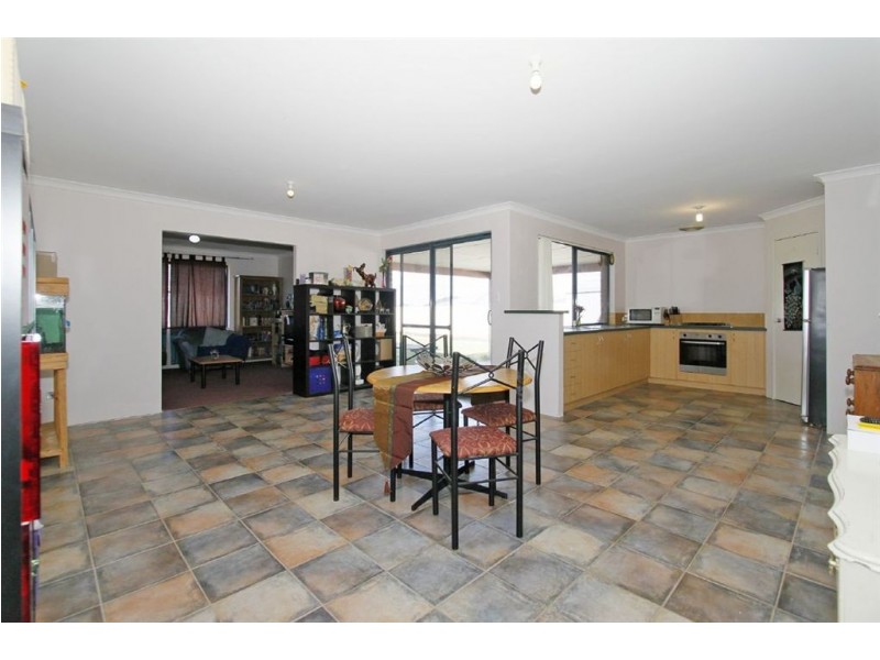 4 Kenworth Pass, Success WA 6164