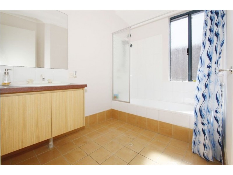 4 Kenworth Pass, Success WA 6164