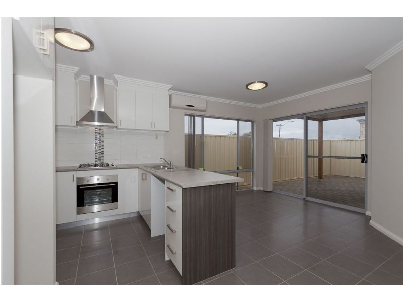 4/2 Minori Gardens, Yangebup WA 6164