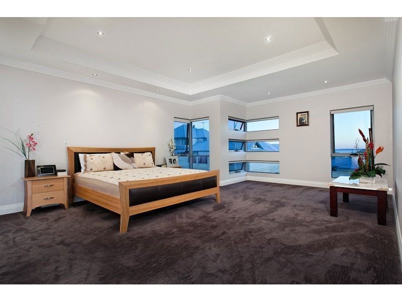 11 Newark Turn, North Coogee WA 6163