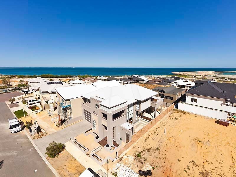 2 Mercator Close, North Coogee WA 6163