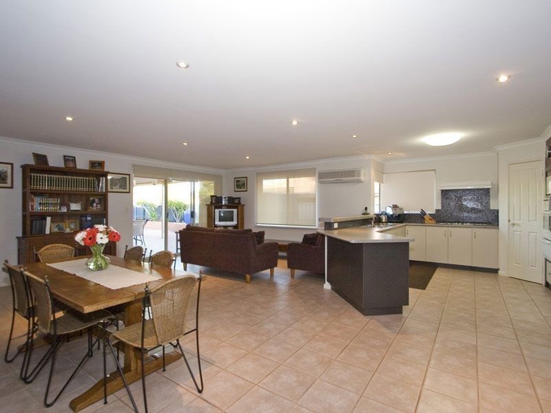 8 Picotee Mews, Coogee WA 6166