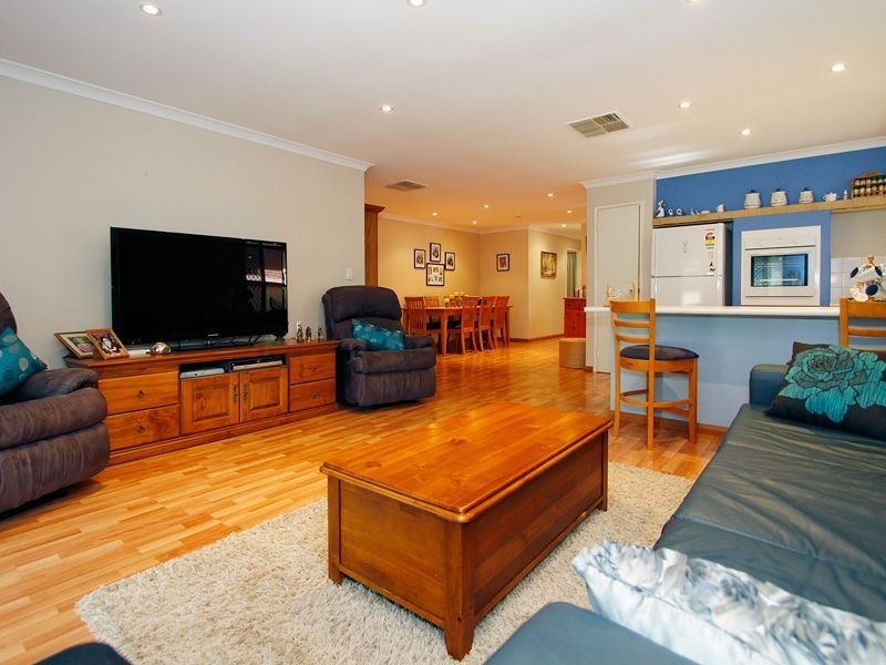 67 Forest Lakes Drive, Thornlie WA 6108