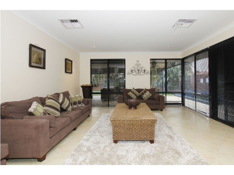 6 Calder Way, Atwell WA 6164