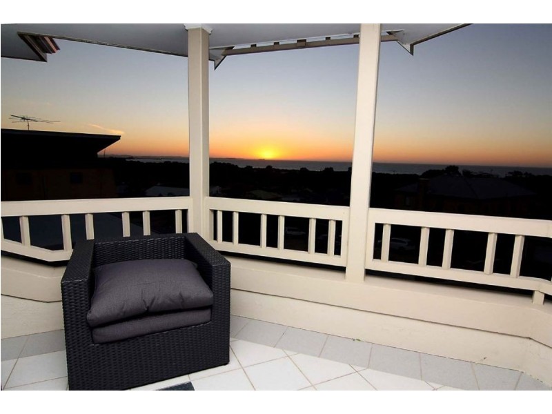 15 Castellon Crescent, Coogee WA 6166