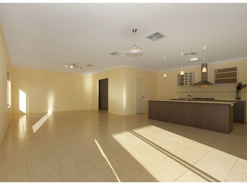 16 Mannhein Crescent, Piara Waters WA 6112