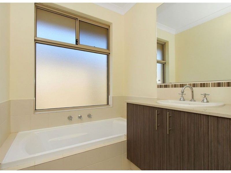 16 Mannhein Crescent, Piara Waters WA 6112