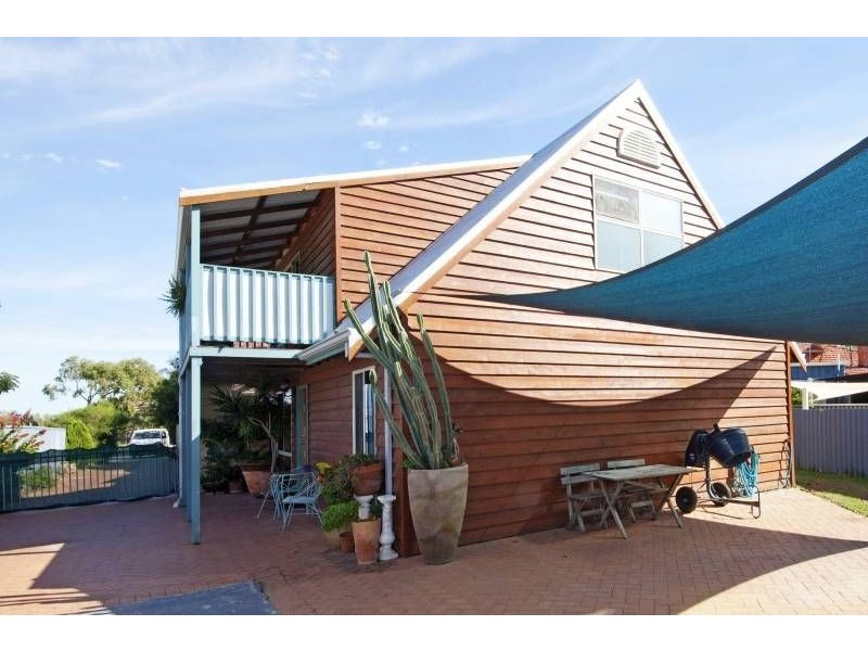 250A Carrington Street, Hilton WA 6163