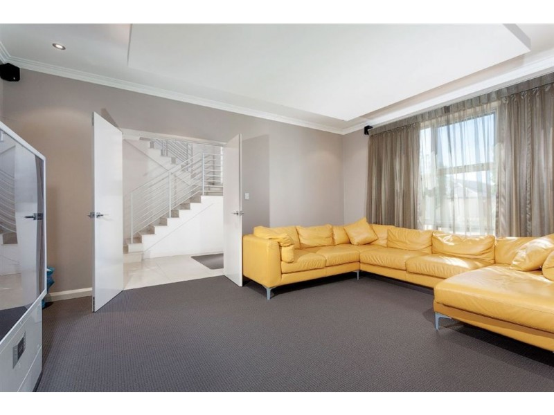 8 Sandford Avenue, Munster WA 6166