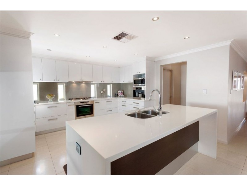 8 Sandford Avenue, Munster WA 6166