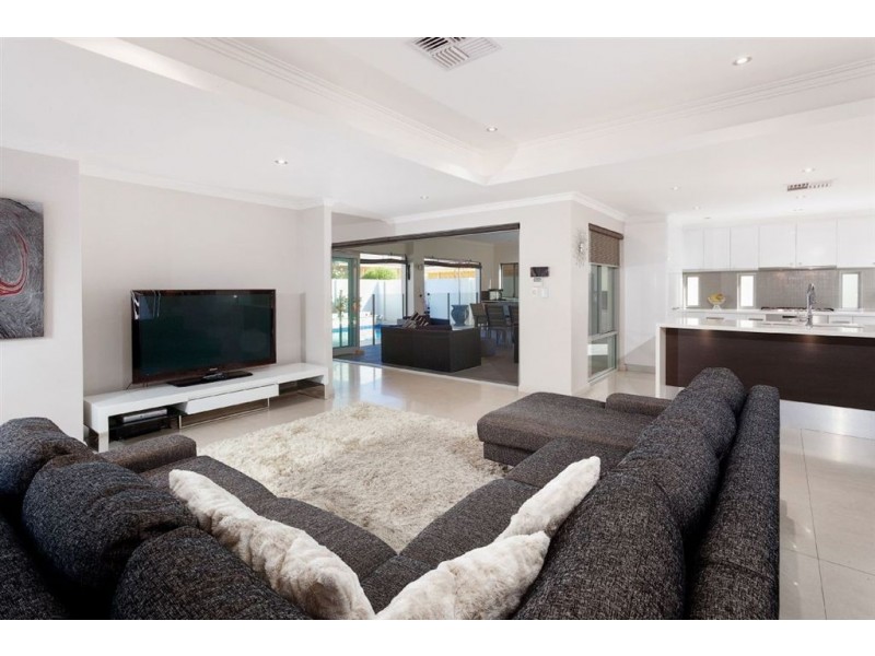 8 Sandford Avenue, Munster WA 6166