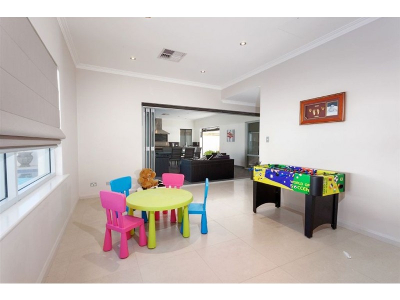 8 Sandford Avenue, Munster WA 6166