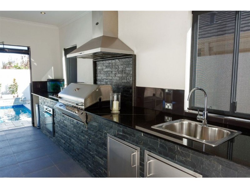 8 Sandford Avenue, Munster WA 6166