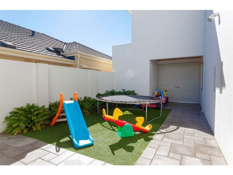 8 Sandford Avenue, Munster WA 6166