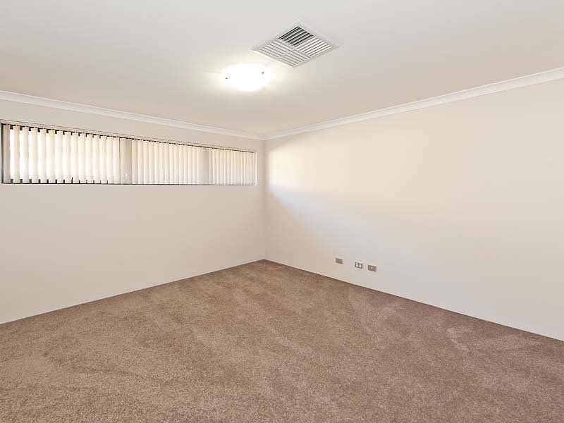 12 Holywell Street, Piara Waters WA 6112