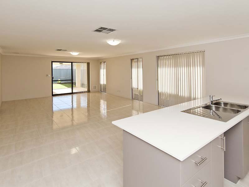 12 Holywell Street, Piara Waters WA 6112