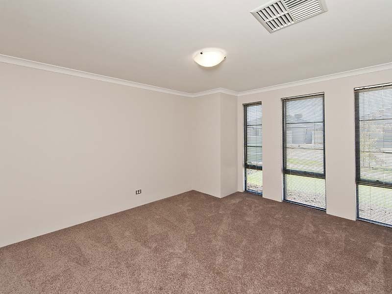 12 Holywell Street, Piara Waters WA 6112