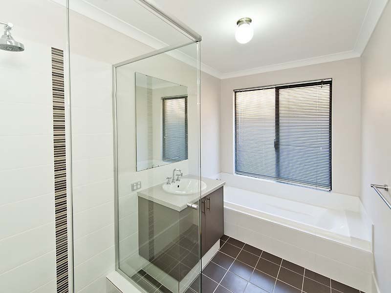 12 Holywell Street, Piara Waters WA 6112