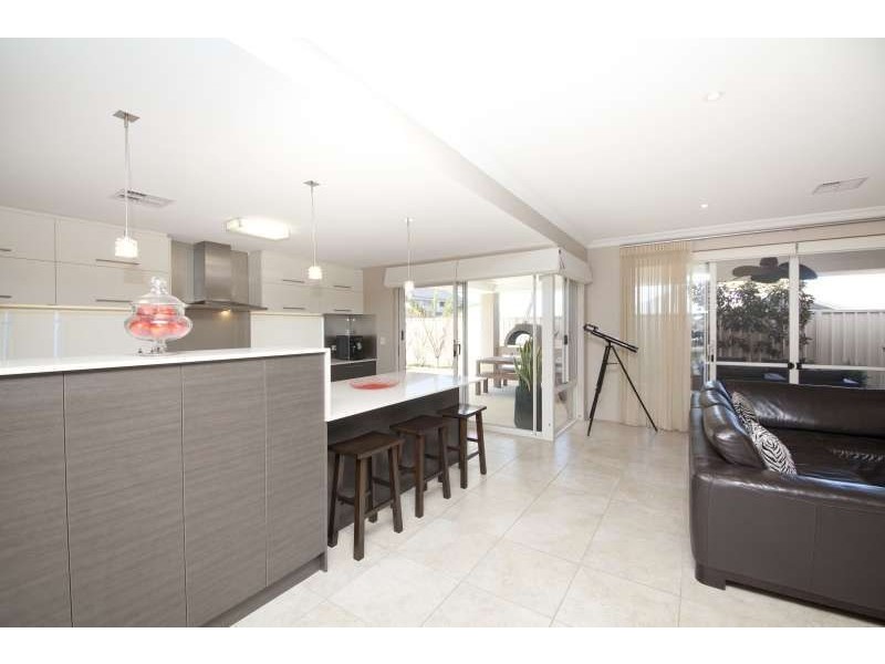 51 Riverina Parade, Munster WA 6166