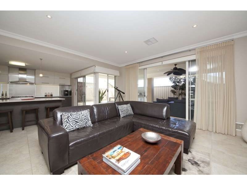 51 Riverina Parade, Munster WA 6166